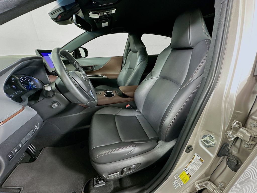 Thumbnail: 2023 Toyota Venza - 20