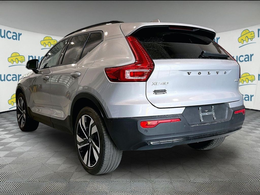 2025 Volvo XC40 — photo 4