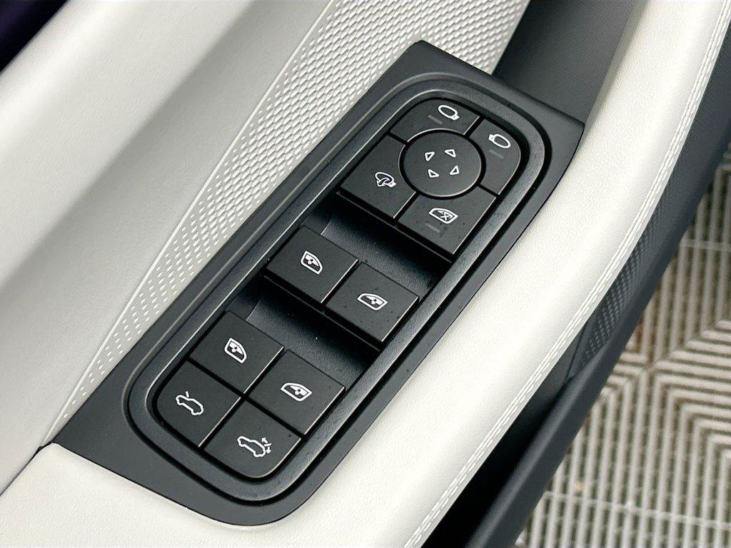 Thumbnail: 2025 Porsche Macan - 24