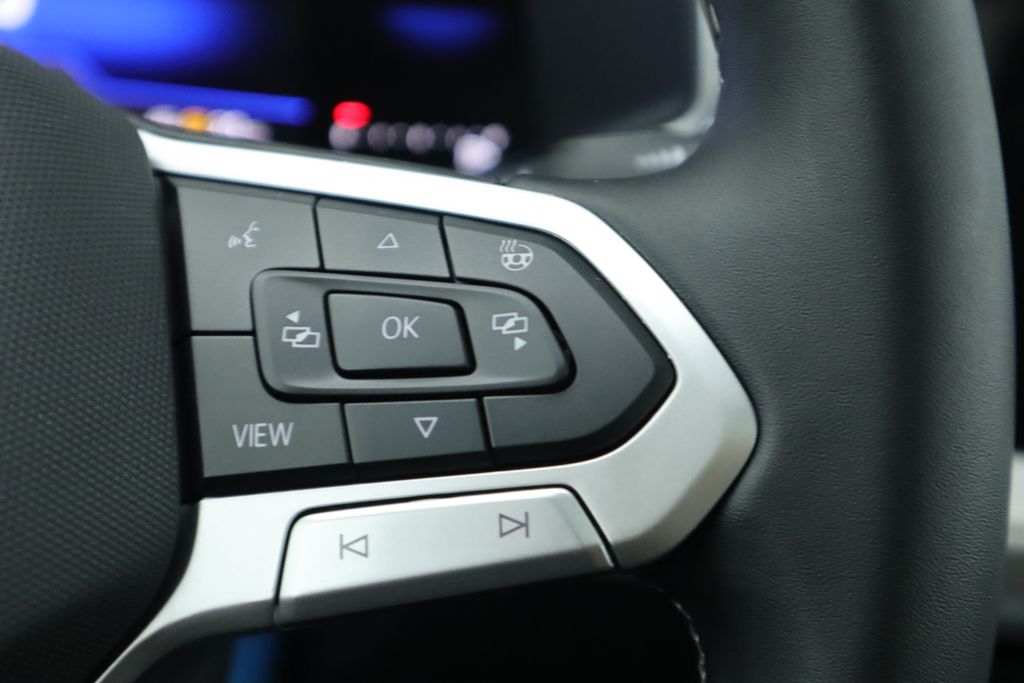 2025 Volkswagen Taos SE 13