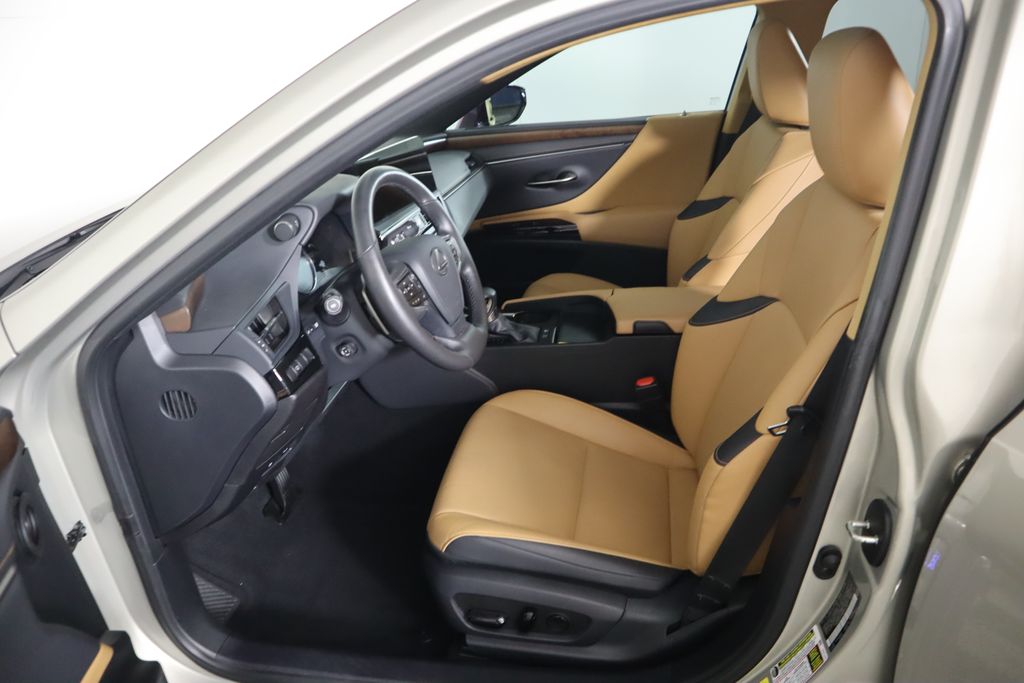 2024 Lexus ES Hybrid 300h 19