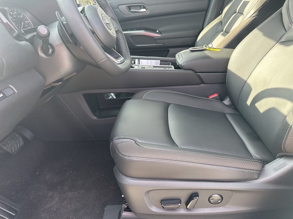 2025 Everest White Pearl Tricoat Nissan Pathfinder SL FWD SUV