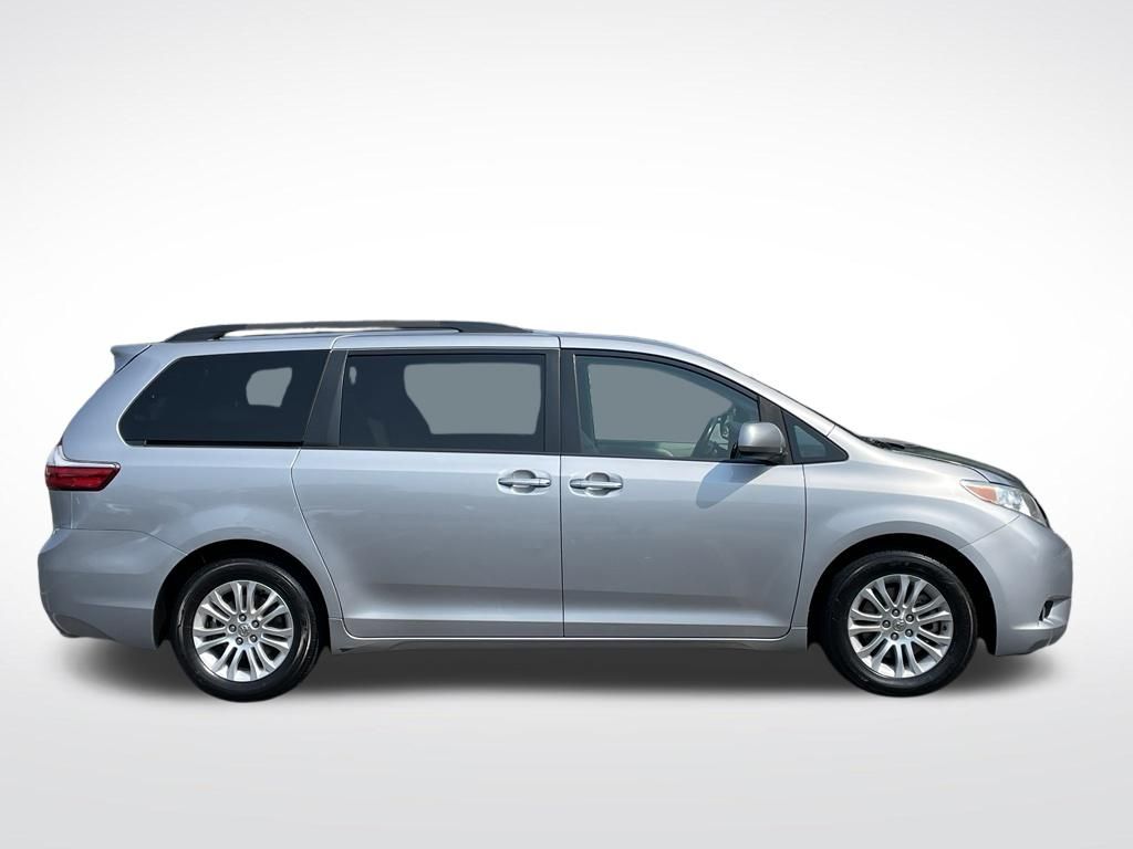 Thumbnail: 2015 Toyota Sienna - 7