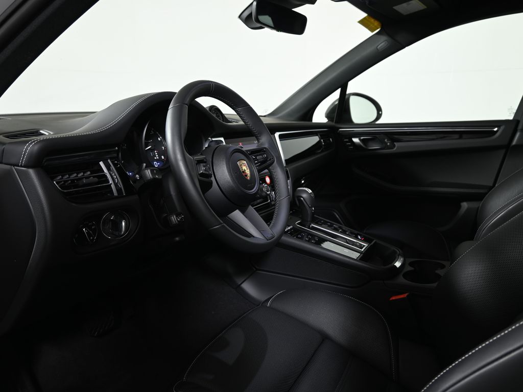 Thumbnail: 2025 Porsche Macan - 4