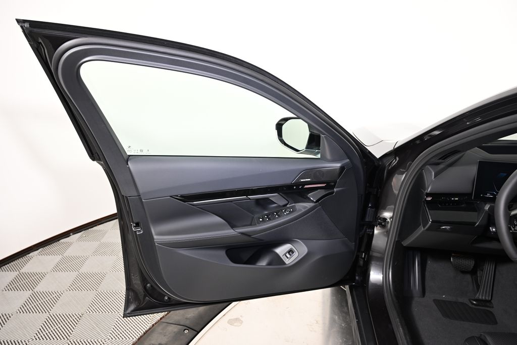 Thumbnail: 2025 BMW 5 Series - 21