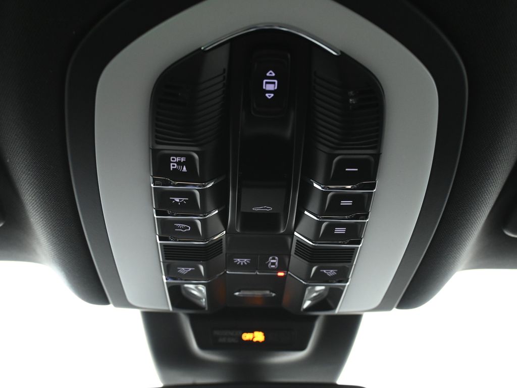 Thumbnail: 2026 Porsche Macan - 21