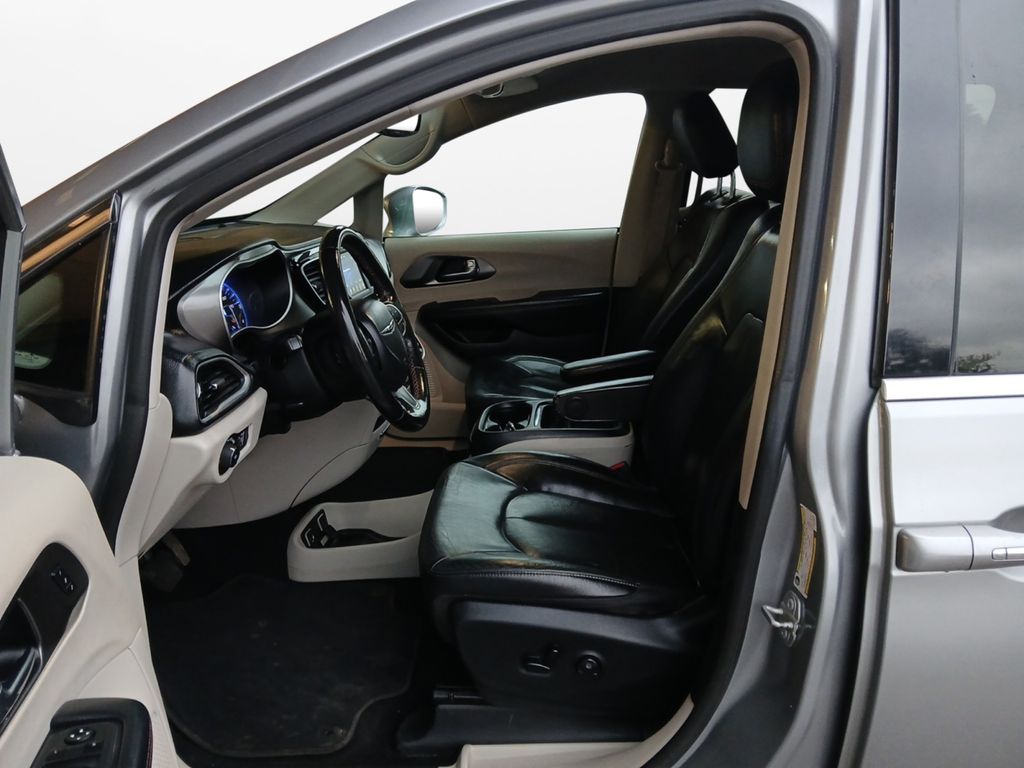 Used Car 2020 Chrysler Pacifica  Touring L For Sale Under $25,000 In Austin, Texas