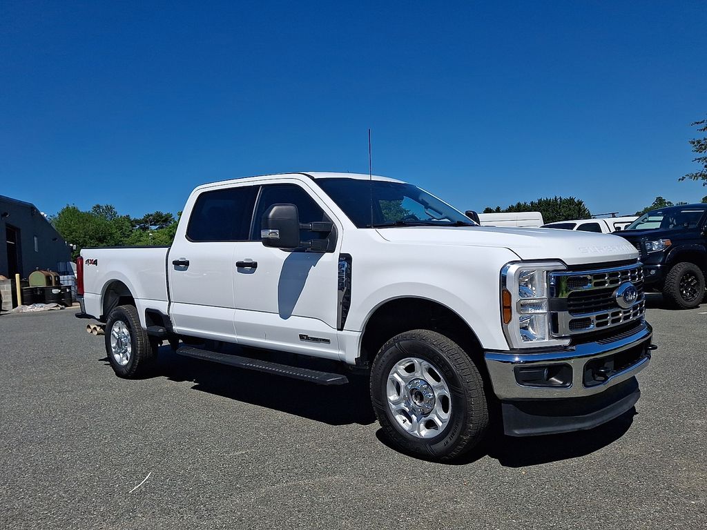 Oxford White 2025 Ford F-250 Super Duty XLT Crew Cab 4WD Pickup Truck Four-Wheel Drive Automatic