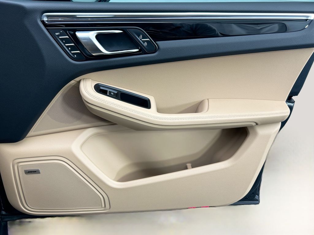 Thumbnail: 2026 Porsche Macan - 26