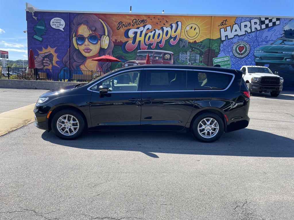 Used 2024 Chrysler Pacifica Van