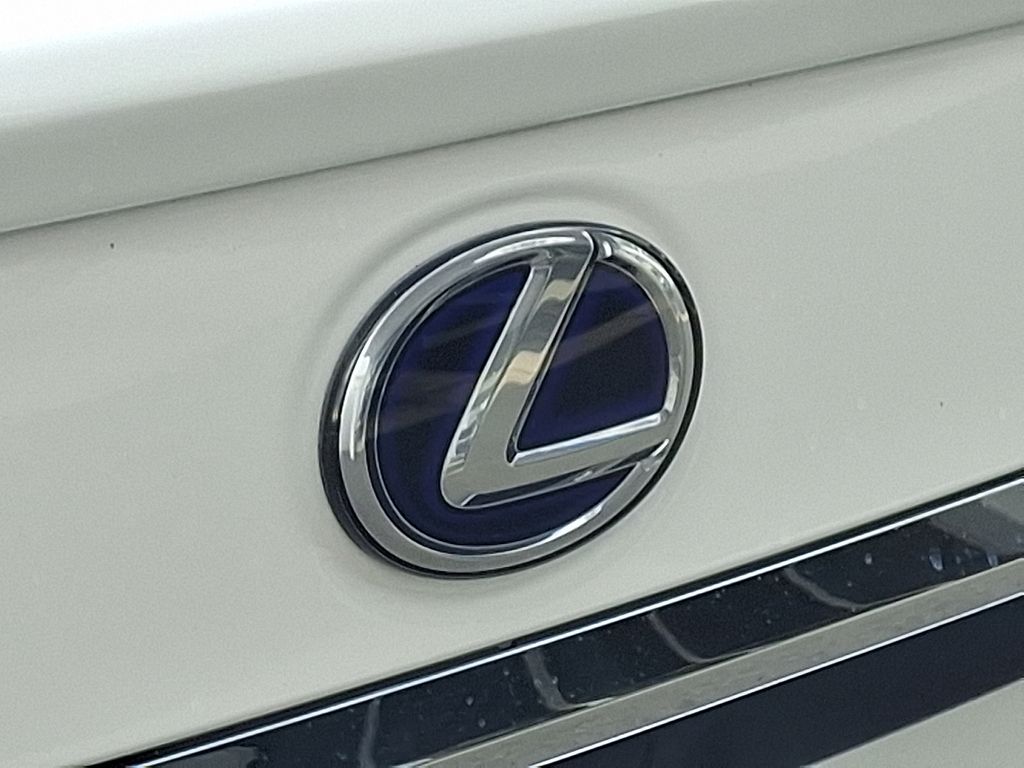 Thumbnail: 2021 Lexus ES - 30