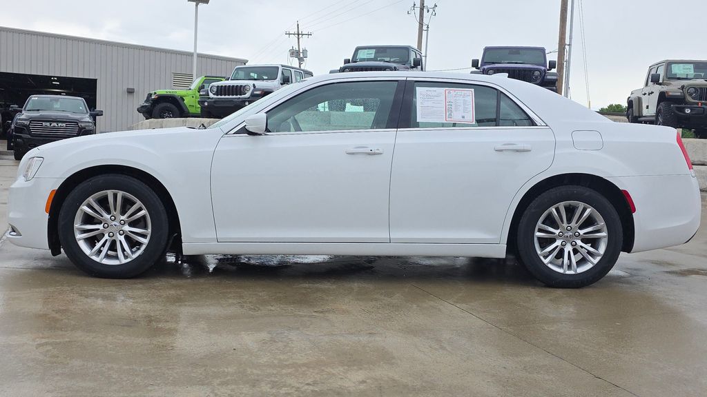 Used 2019 Chrysler 300 Touring with VIN 2C3CCAAG2KH755630 for sale in Kansas City