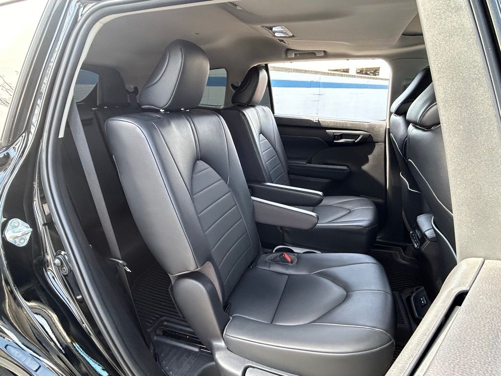 2022 Toyota Highlander XLE 25