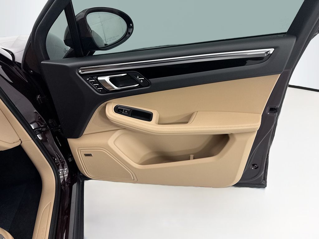 Thumbnail: 2026 Porsche Macan - 25