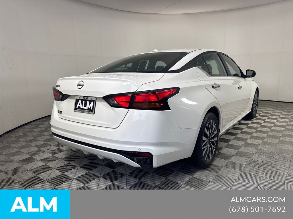 Used 2025 White Nissan 2.5 SV image 6