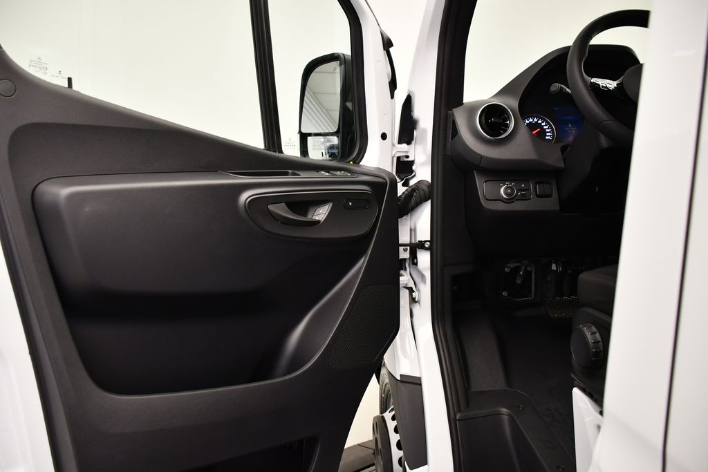 Thumbnail: 2025 Mercedes-Benz Sprinter - 22