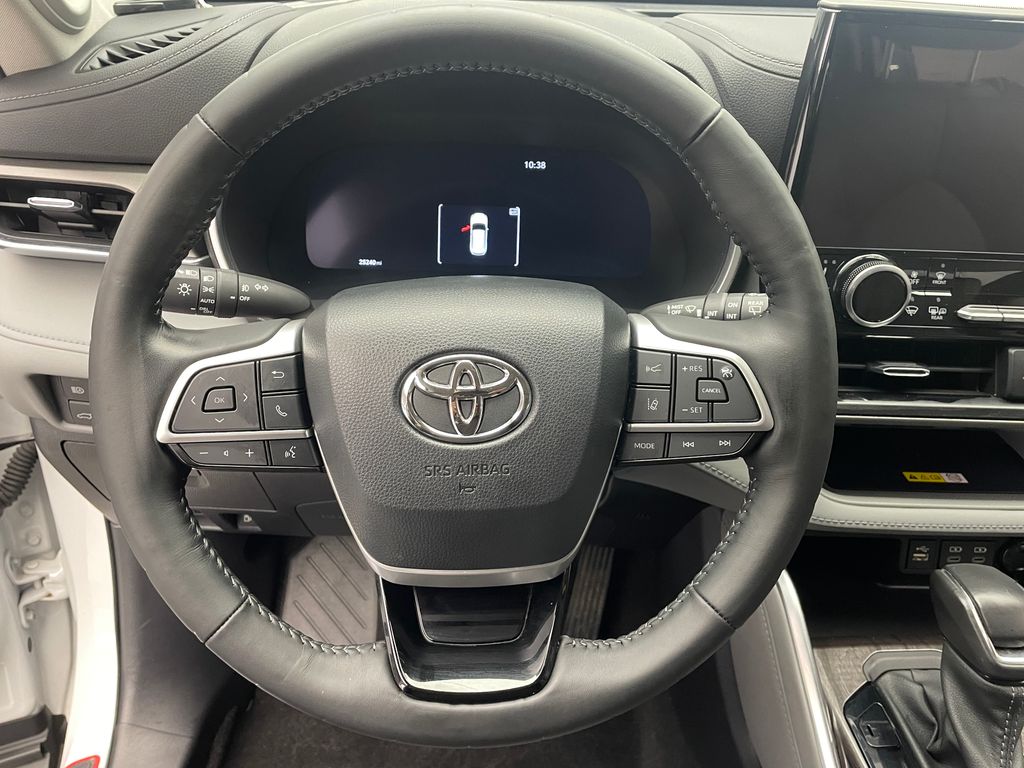 Thumbnail: 2023 Toyota Highlander - 21