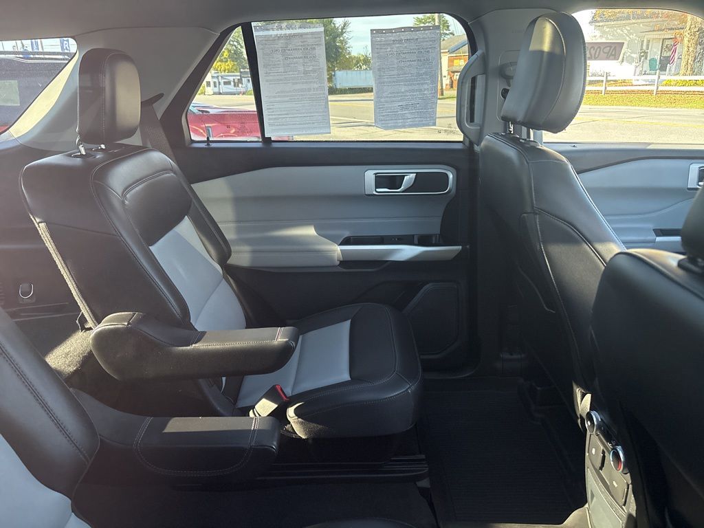 2023 Ford Explorer XLT 202A - 3