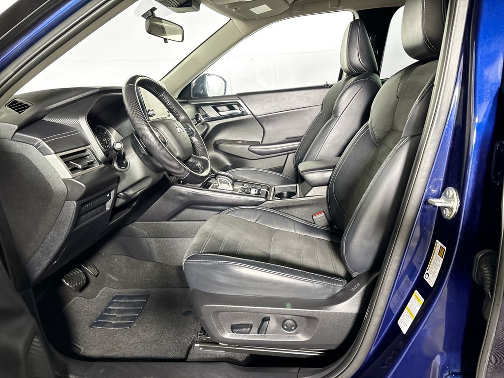 2023 Mitsubishi Outlander SE