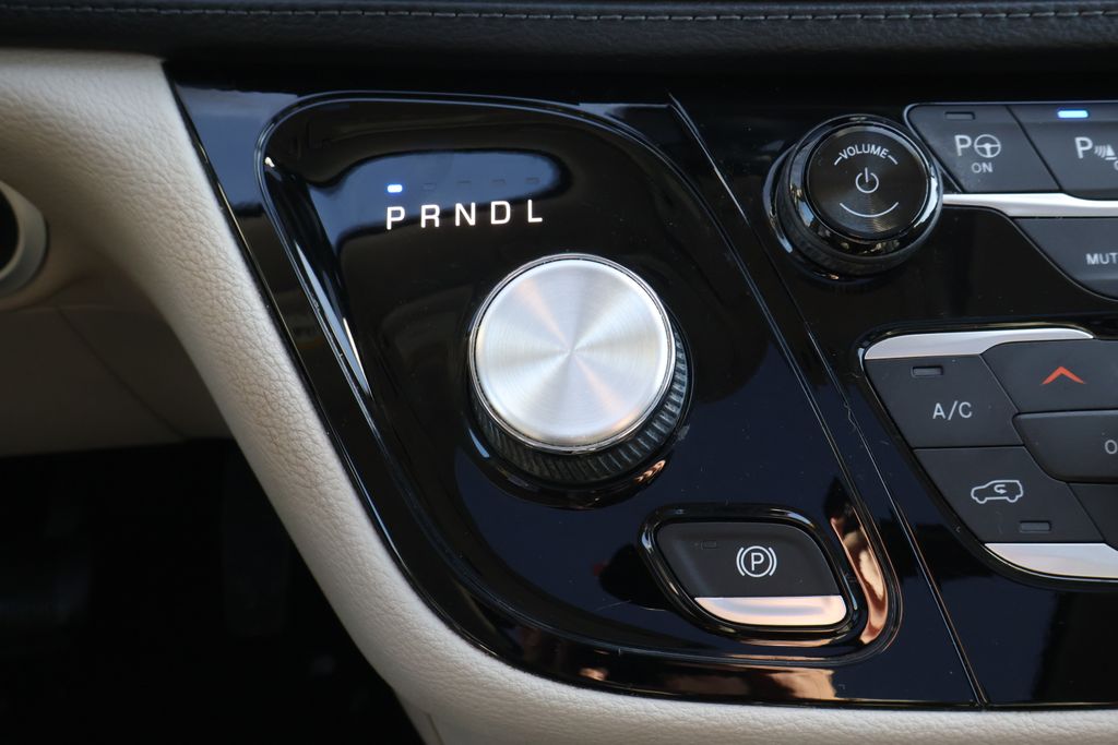 Thumbnail: 2018 Chrysler Pacifica - 18