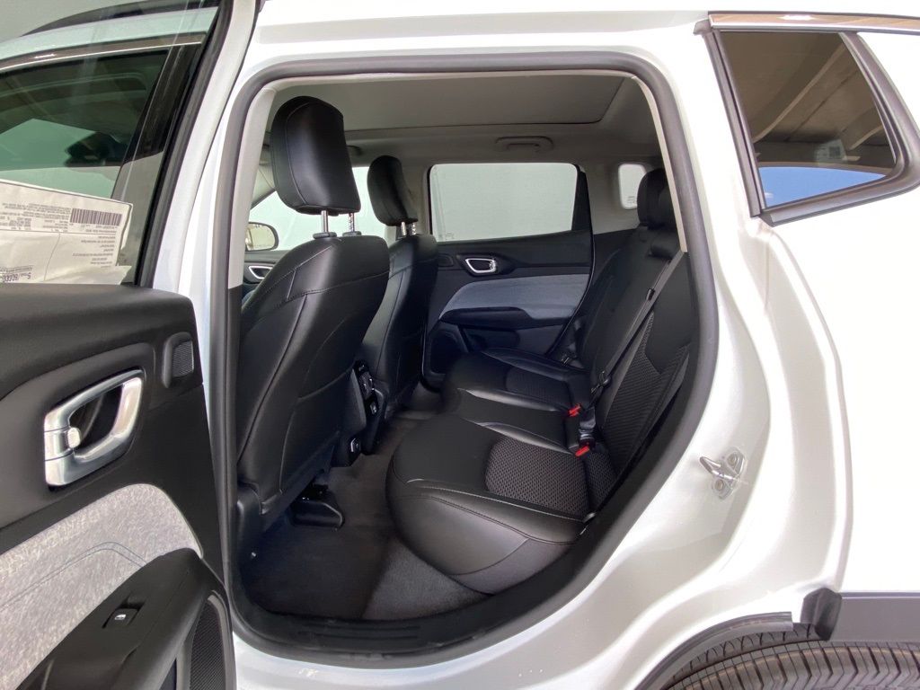 New 2022 Bright White Clearcoat Jeep Latitude image 27