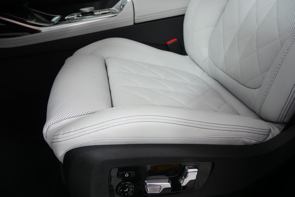 Thumbnail: 2026 BMW X7 - 9