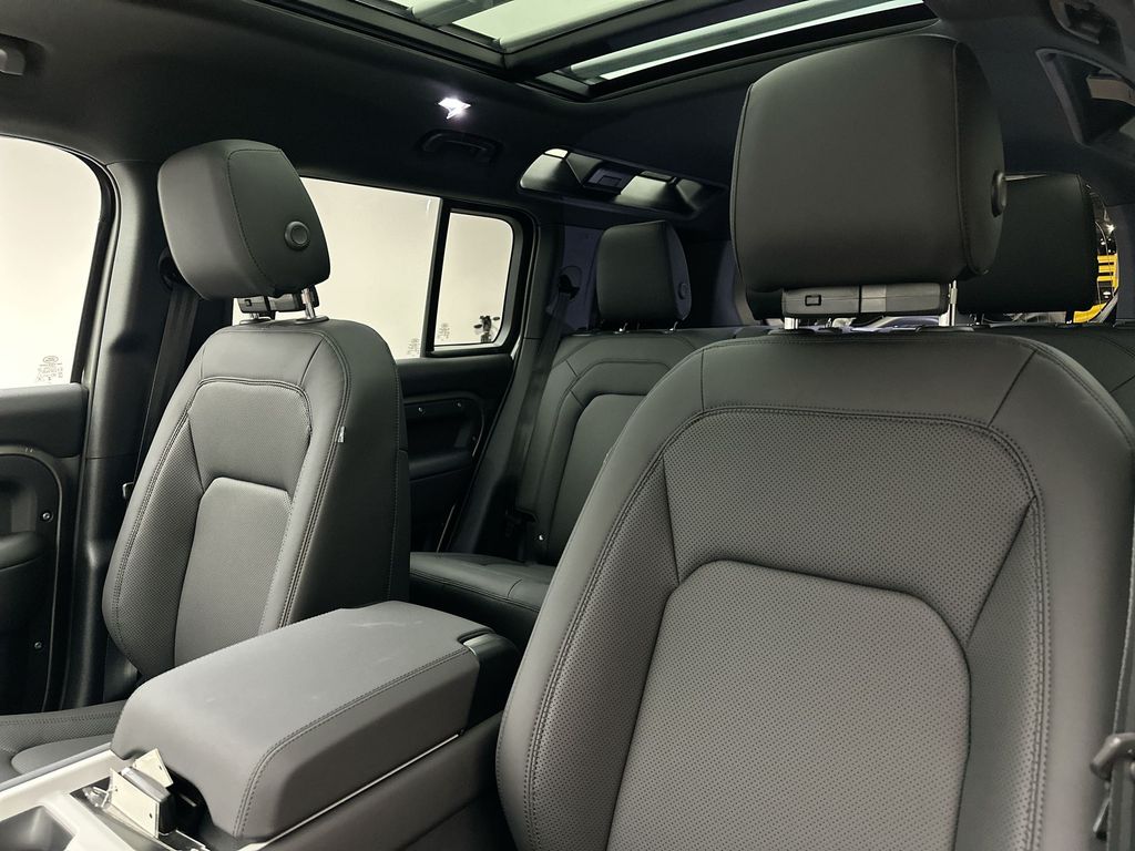 2025 Land Rover Defender 110 9