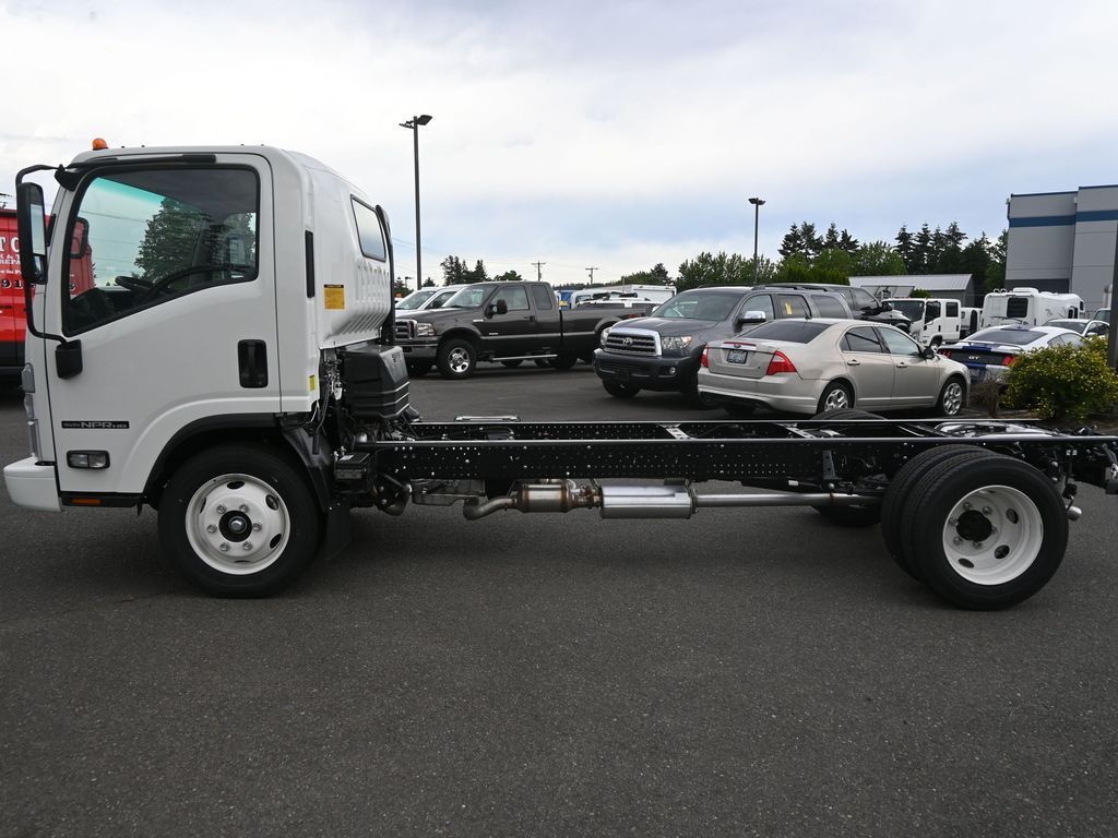 2024 Isuzu NPR HD 