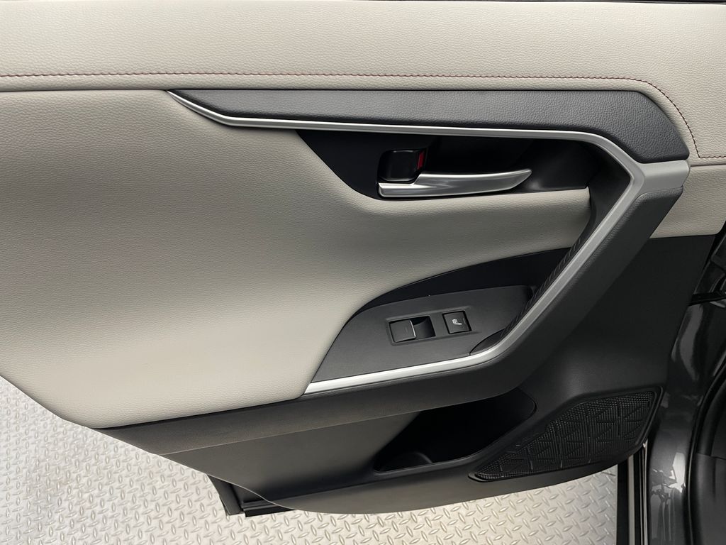 Thumbnail: 2025 Toyota RAV4 - 32