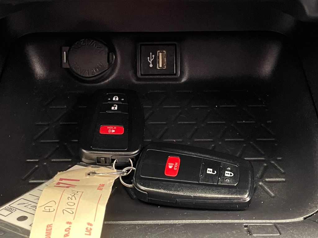 2024 Toyota RAV4 XLE 28