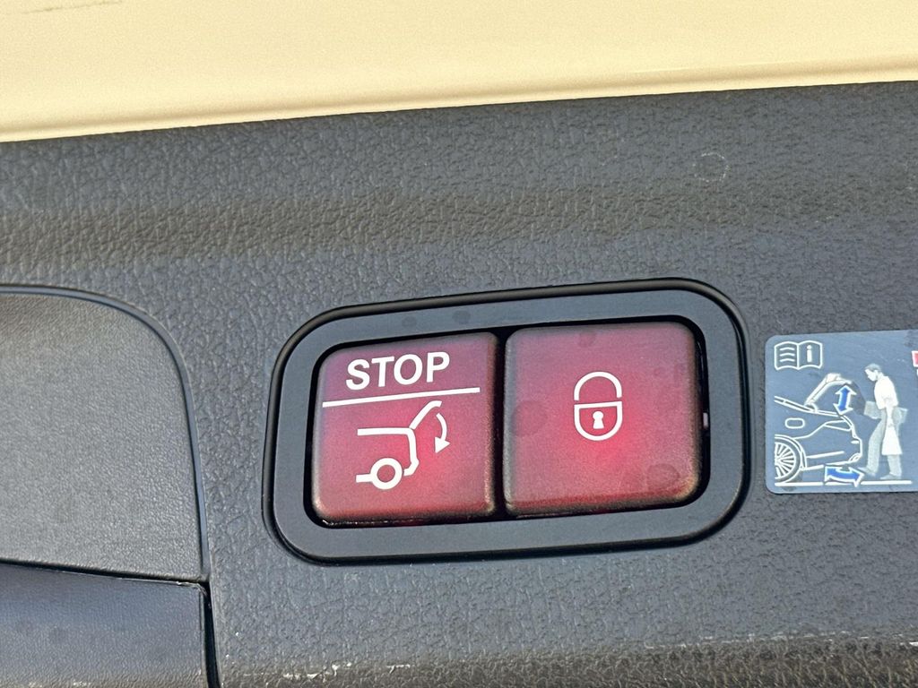 Thumbnail: 2025 Mercedes-Benz GLE - 24