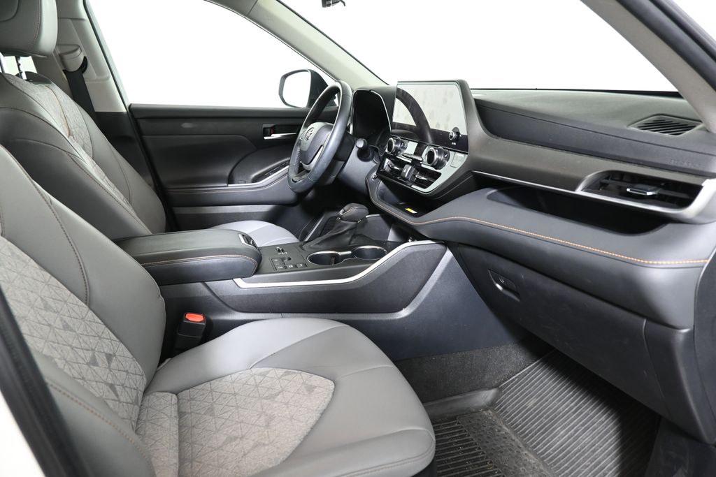 Thumbnail: 2023 Toyota Highlander - 26