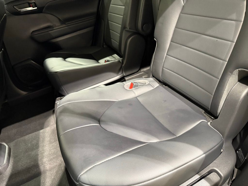 Thumbnail: 2023 Toyota Highlander - 21