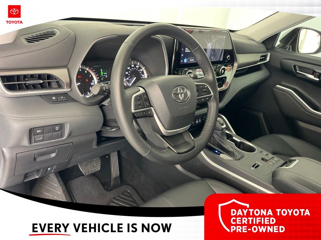 Used 2025 Toyota Highlander SUV
