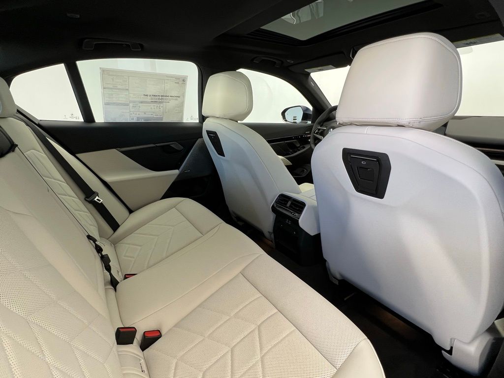 Thumbnail: 2026 BMW 5 Series - 8