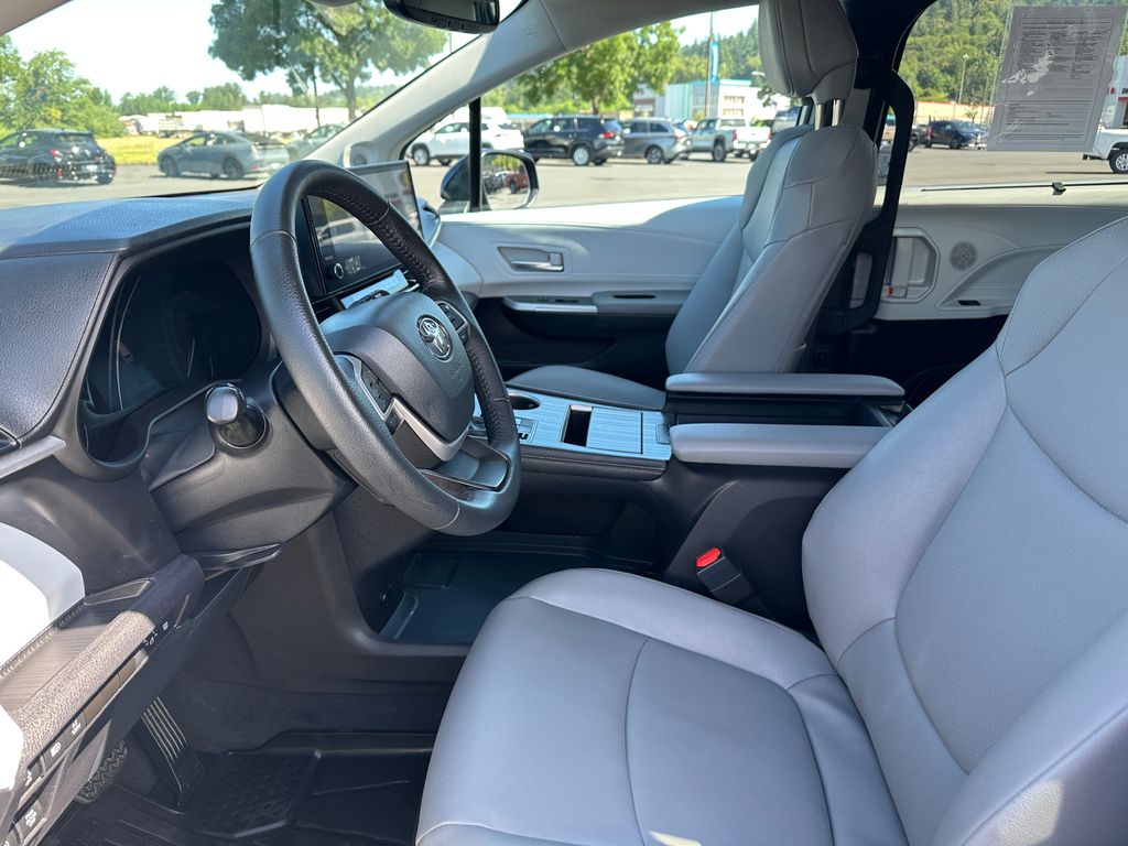 2025 Toyota Sienna XLE