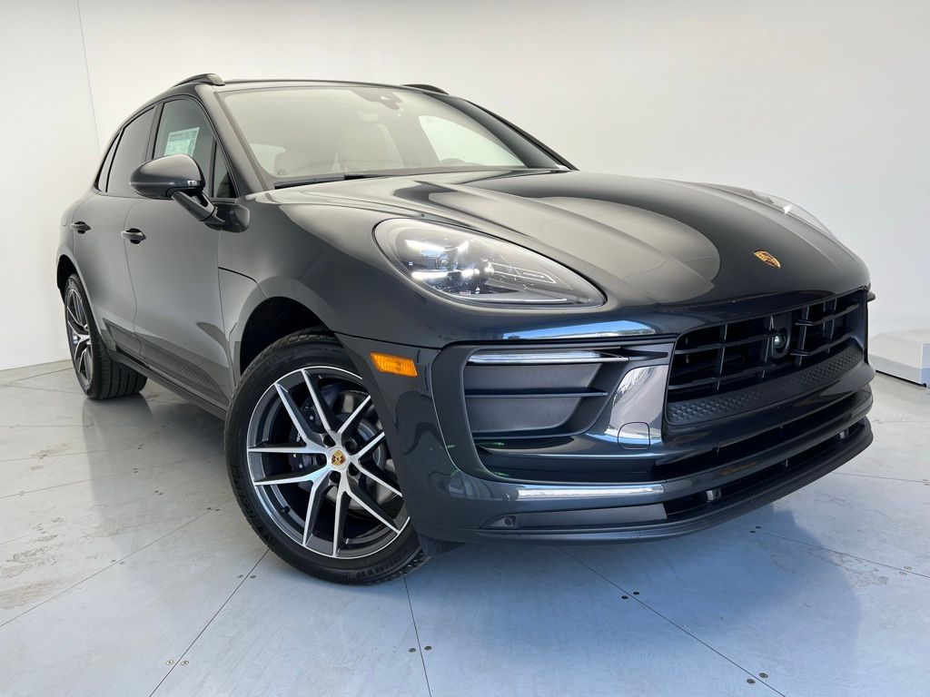 2025 Porsche Macan  24