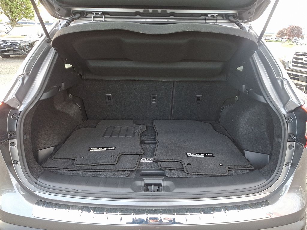 2022 Nissan Rogue Sport SV 28