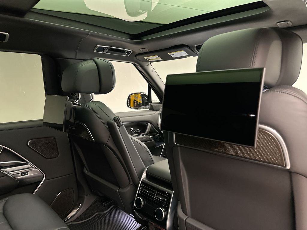 2025 Land Rover Range Rover SE 8