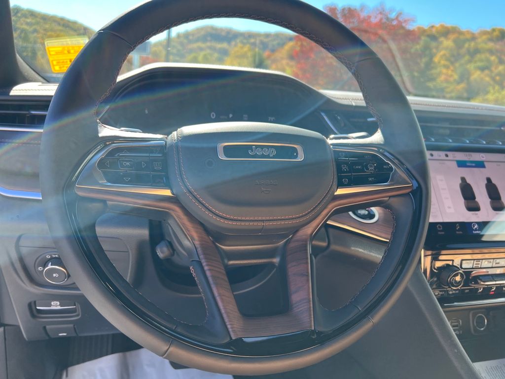 new 2025 Jeep Grand Cherokee car, priced at $57,990