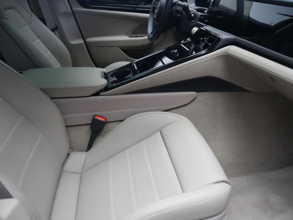 Thumbnail: 2026 Porsche Panamera - 24