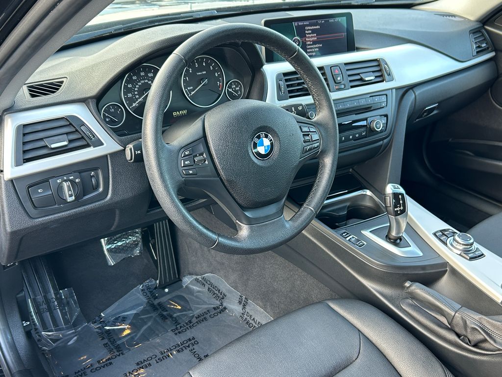 2013 BMW 3 Series 320i 13