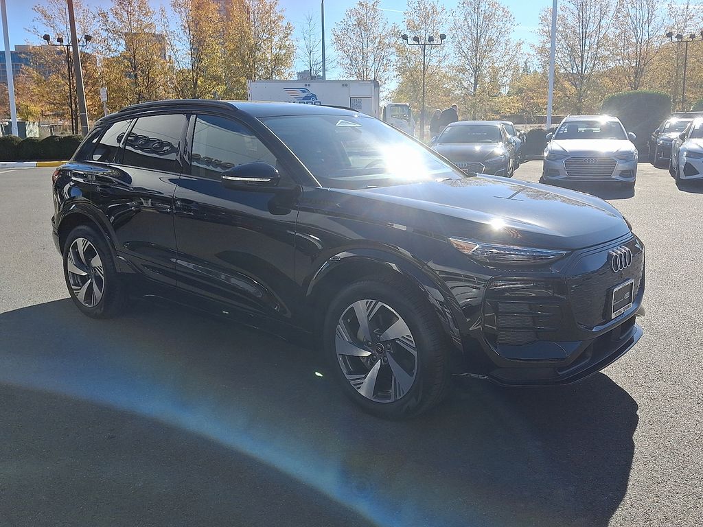 Thumbnail: 2025 Audi Q6 e-tron - 3