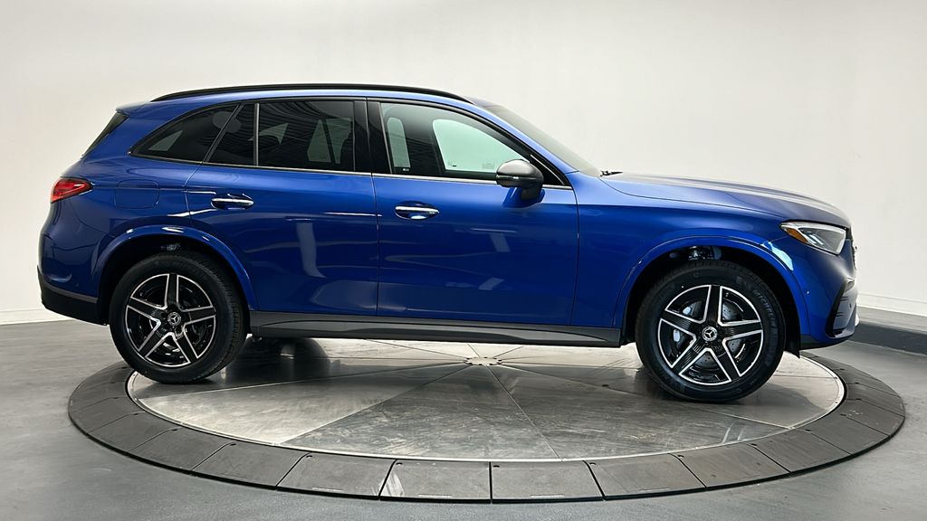 2025 Mercedes-Benz GLC 300 8