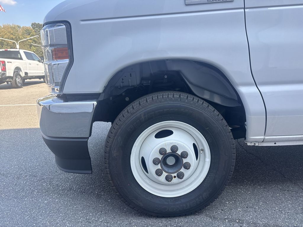 New 2024 Oxford White Ford E-350 SRW image 18