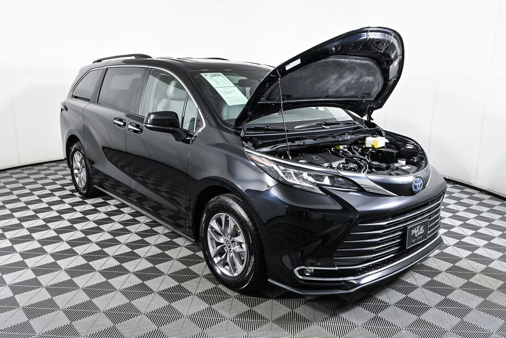 2023 Toyota Sienna XLE Hybrid 32