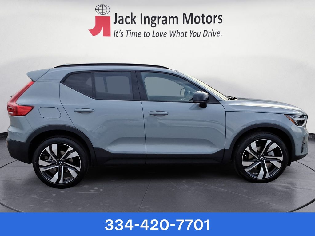 new 2025 Volvo XC40 car, priced at $37,599