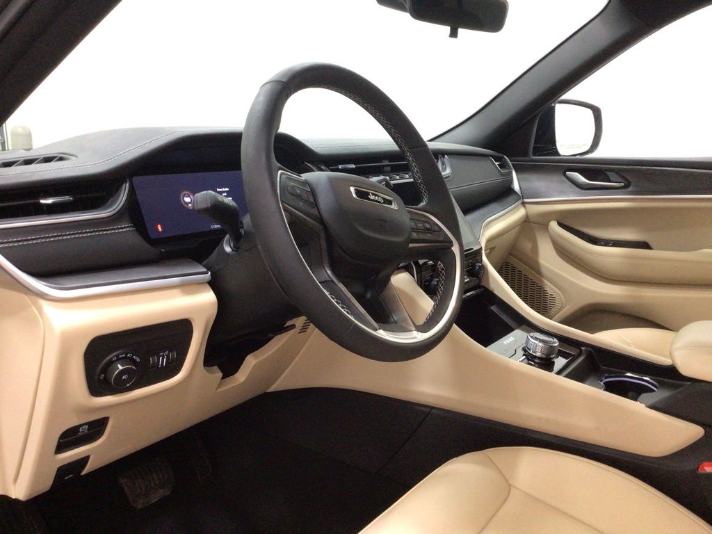 Used 2025 Jeep Grand Cherokee SUV