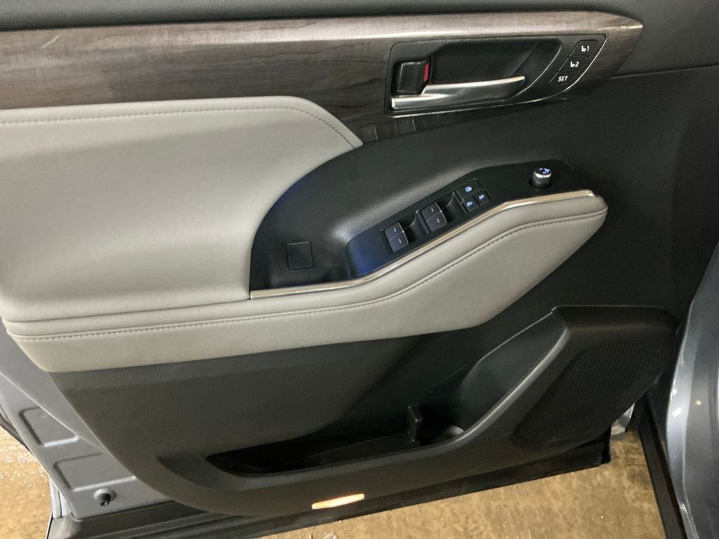 Used 2022  Toyota Platinum image 14