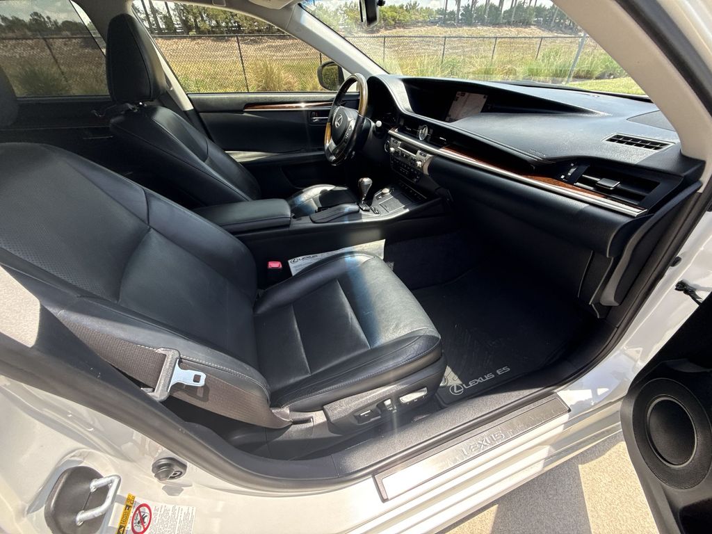 Thumbnail: 2015 Lexus ES - 15